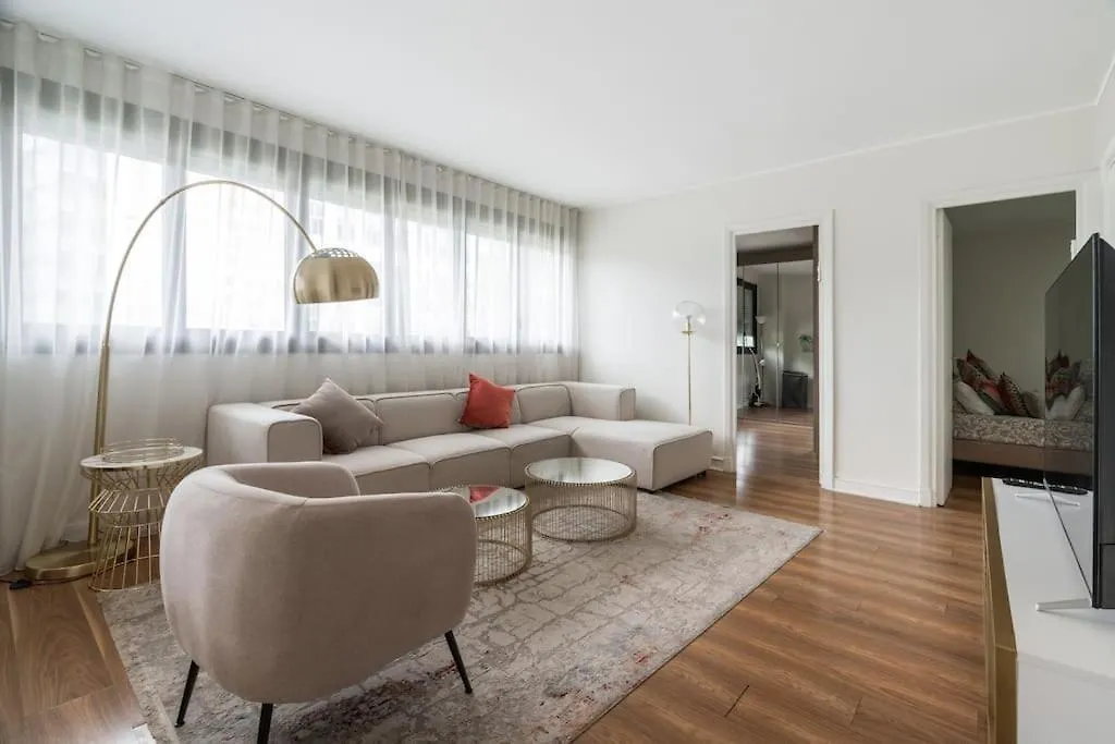 A Refined 2-bedroom Close Avenue Foch *