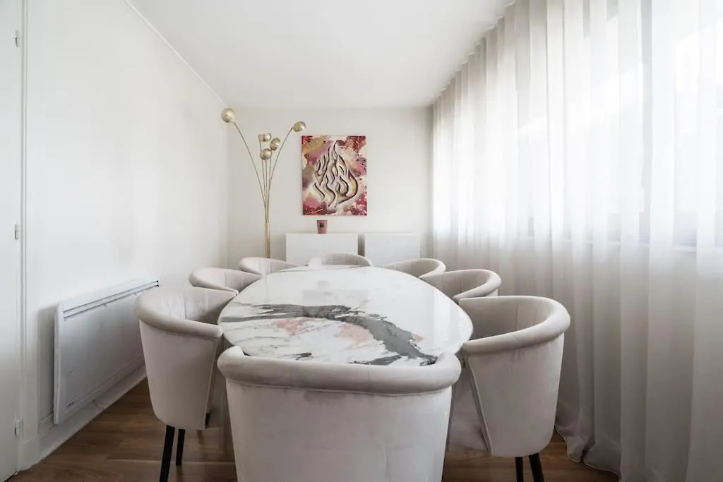 A Refined 2-bedroom Close Avenue Foch *