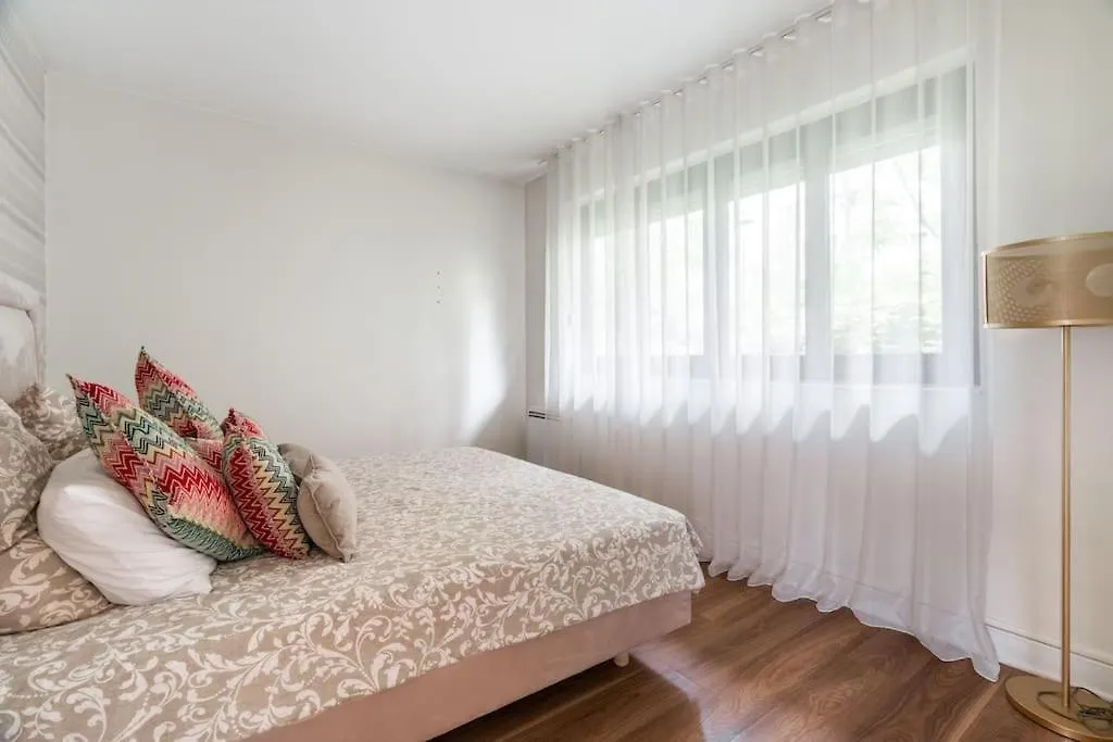 A Refined 2-bedroom Close Avenue Foch * Paris