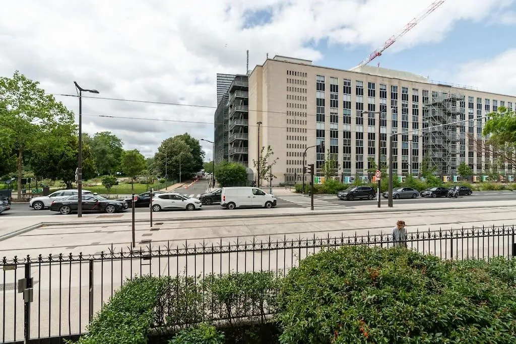 A Refined 2-bedroom Close Avenue Foch